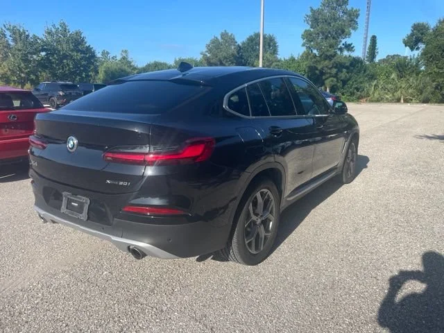 Used 2020 Black Sapphire Metallic BMW xDrive30i image 2