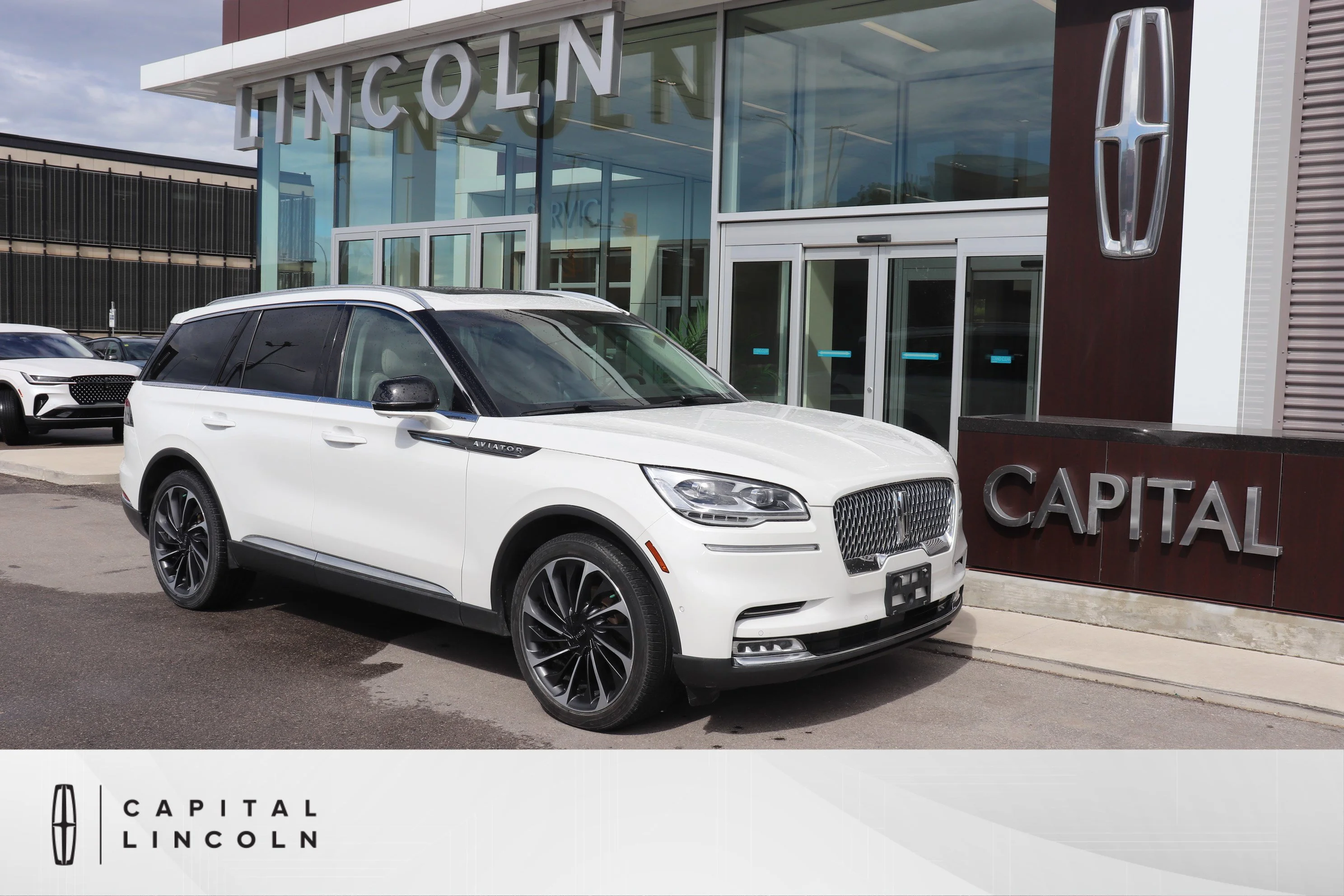 Used 2022 White Lincoln Reserve image 1