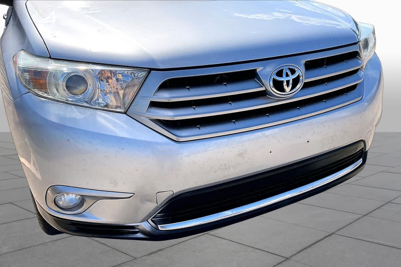 Used 2013 Classic Silver Metallic Toyota Limited image 28