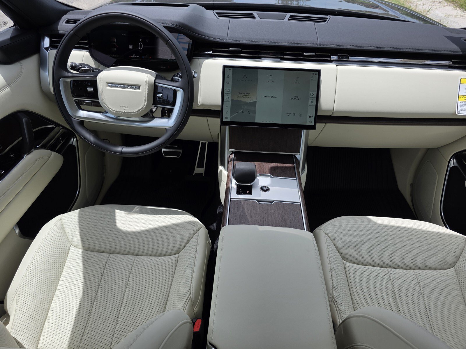 New 2026 Charente Grey LAND ROVER SE image 4