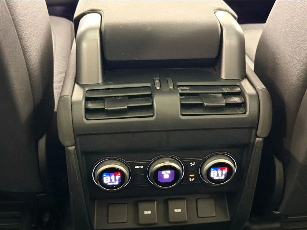 Used 2023 White Land Rover X-Dynamic SE image 26