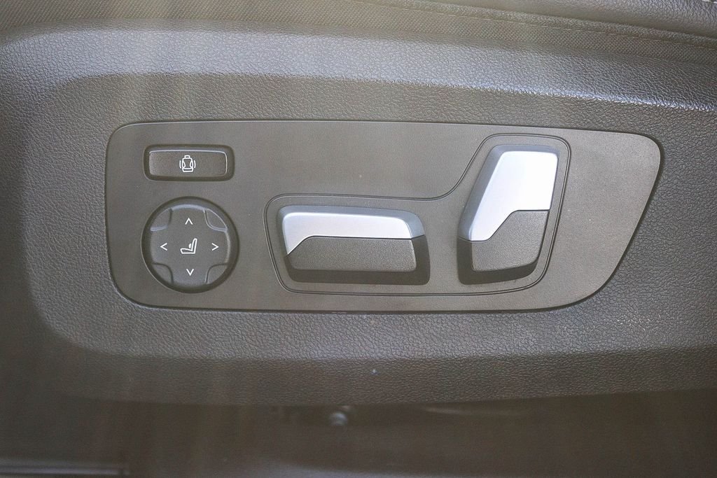 Used 2022 White Metallic BMW xDrive40i image 21