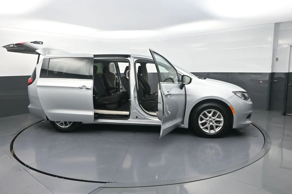 Used 2022 Silver Chrysler LX image 38