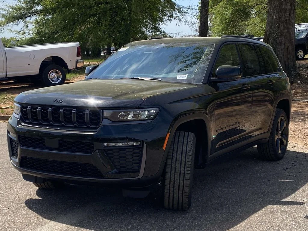 New 2026 Diamond Black Crystal Pearl-Coat Exterior Paint Jeep Limited image 34