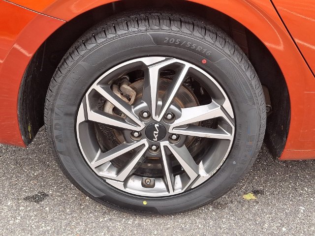 Used 2022 Red Kia LXS image 9