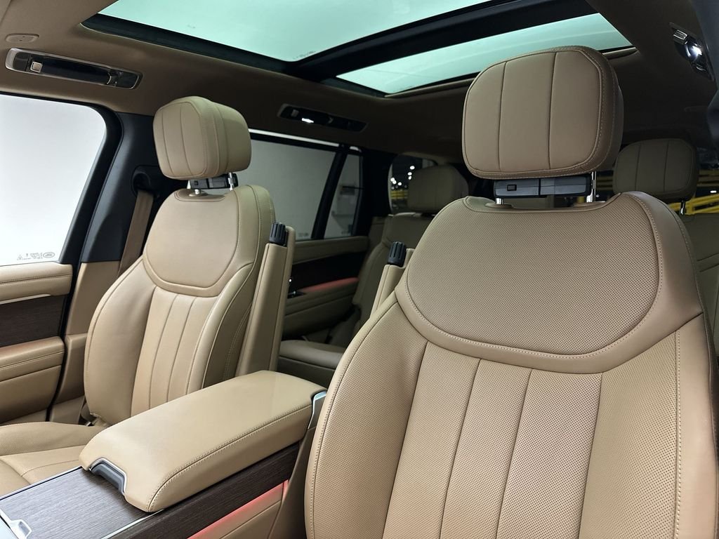 Used 2024  Land Rover SE image 15