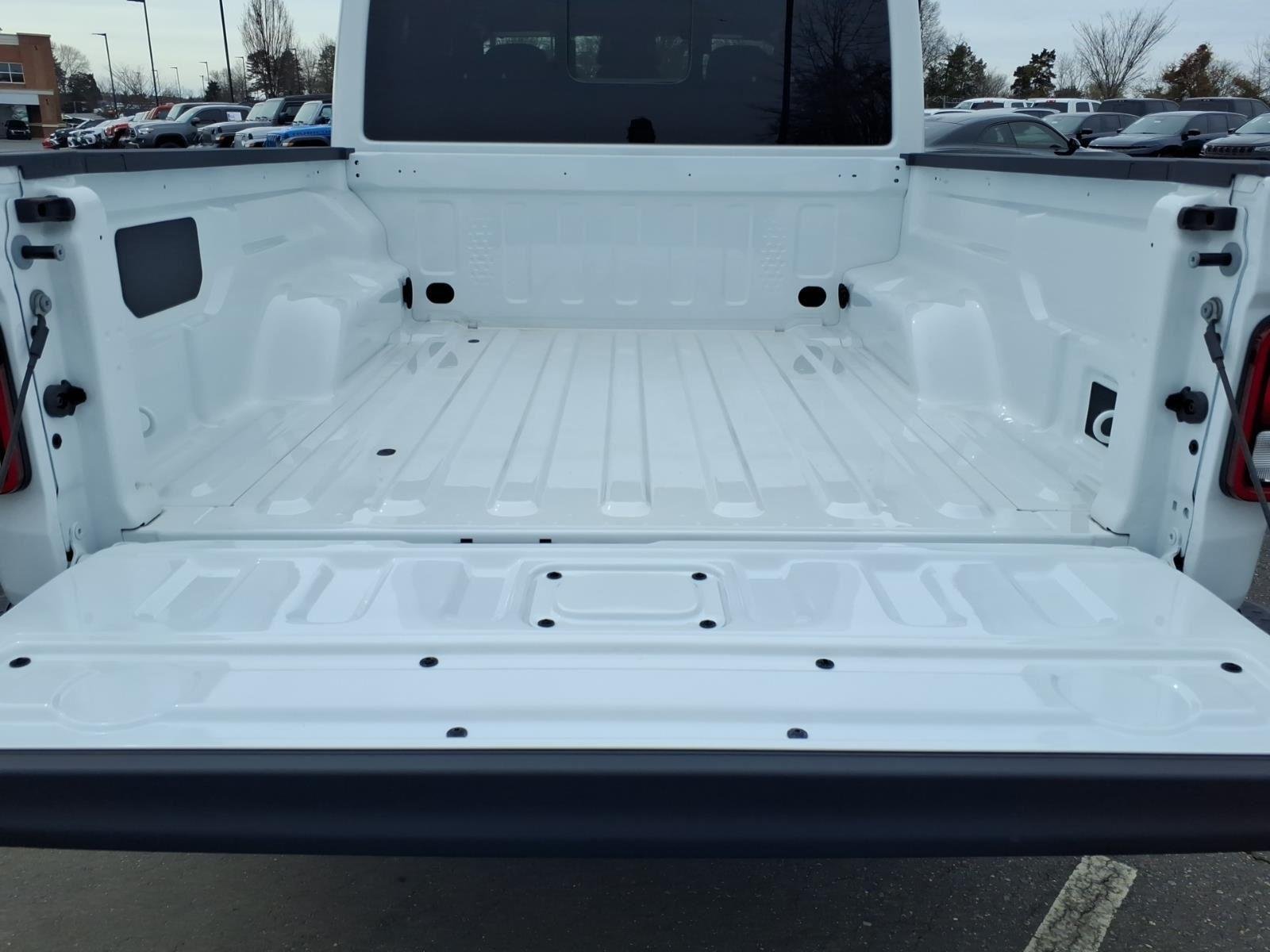 New 2026 Bright White Clear-Coat Exterior Paint Jeep Sahara image 32