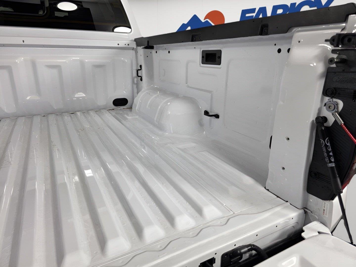 Used 2025 Oxford White Ford LARIAT image 8