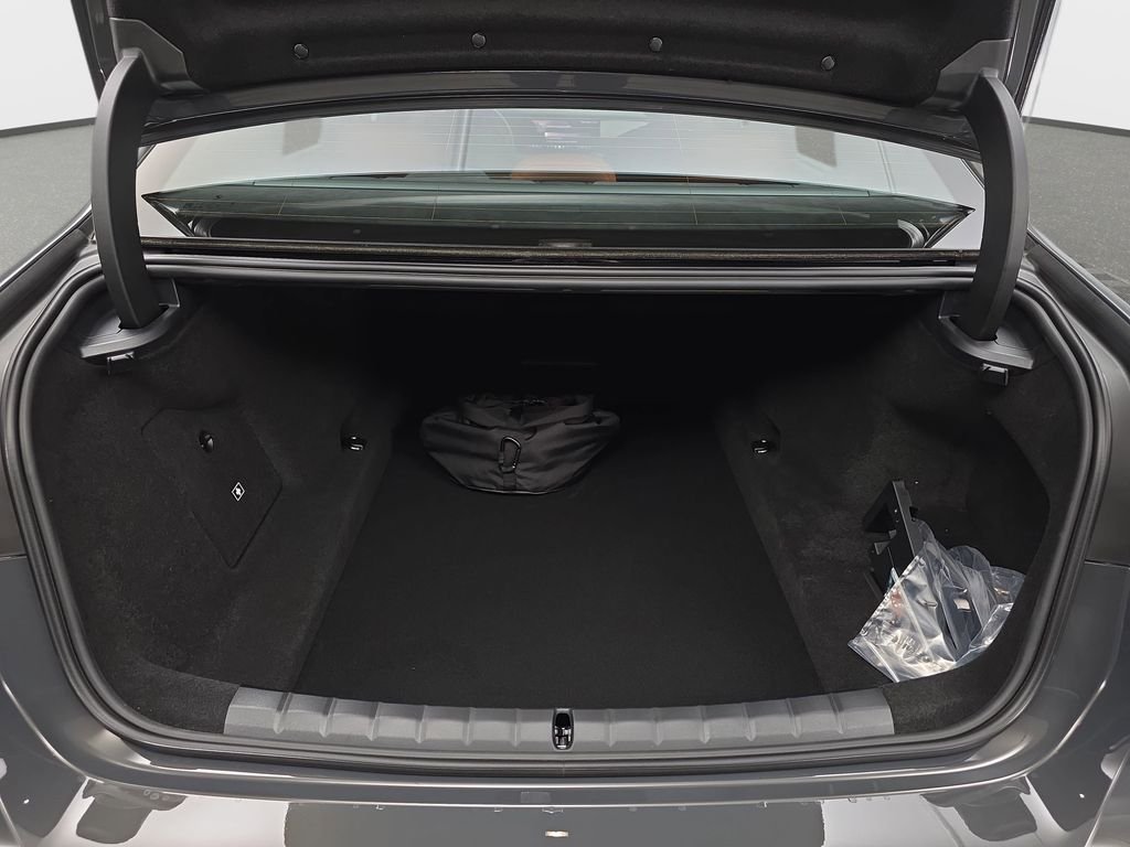 2026 BMW 7 Series 750e - Photo 12
