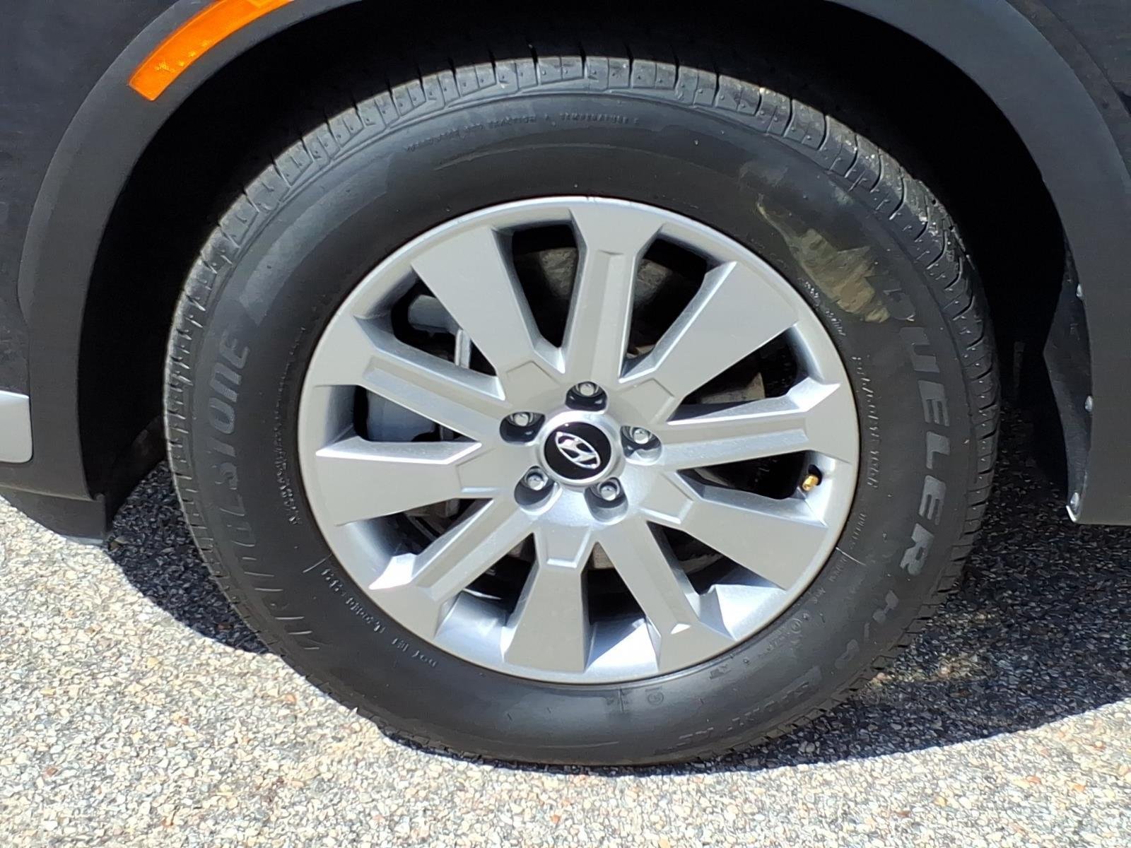 Used 2025 Moonlight Cloud Hyundai SEL image 4