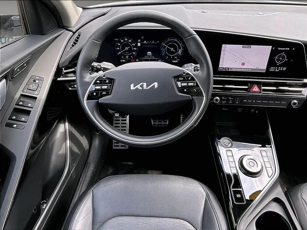 Used 2023 White Kia Wave image 17