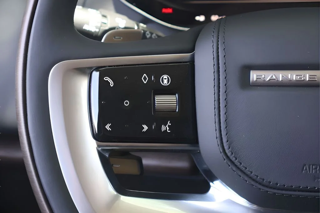 New 2026 Ostuni Pearl White Land Rover SE image 19