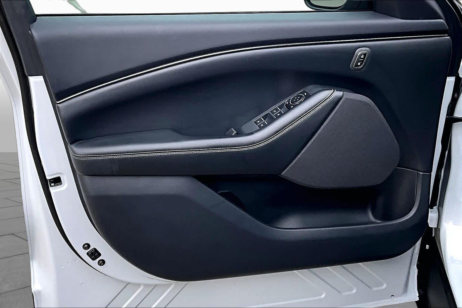 Used 2023 Space White Metallic Ford Select image 21