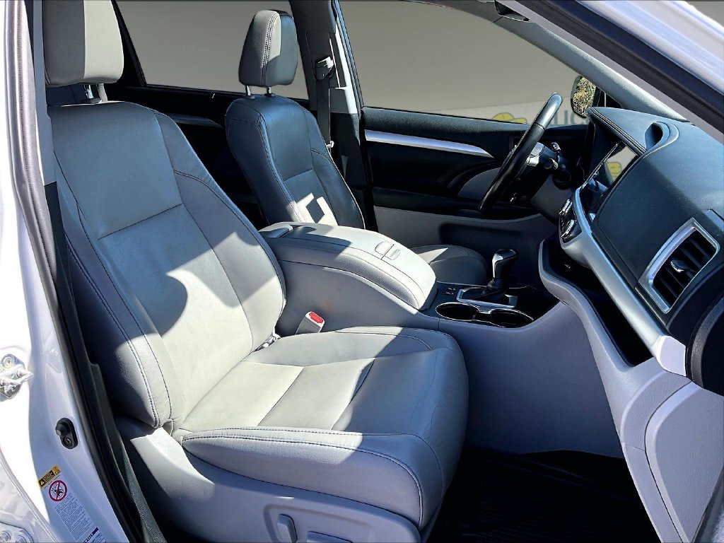 Used 2019 Blizzard Pearl Toyota XLE image 11