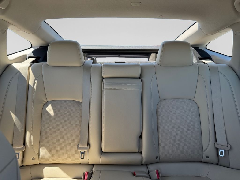 Used 2018 Platinum White Pearl Honda Touring image 18