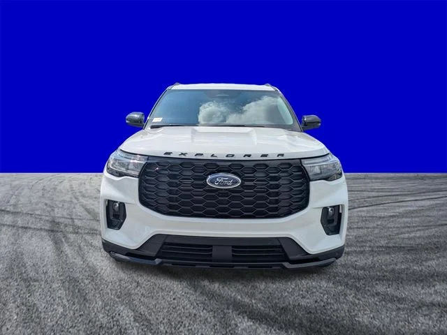 New 2026 Star White Metallic Tri-Coat Ford ST-Line image 9