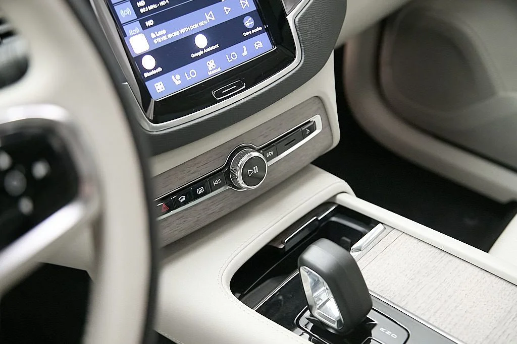 Used 2024 Vapour Grey Volvo Plus image 16