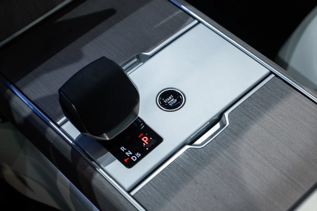 Used 2025 Fuji White Land Rover SE image 27