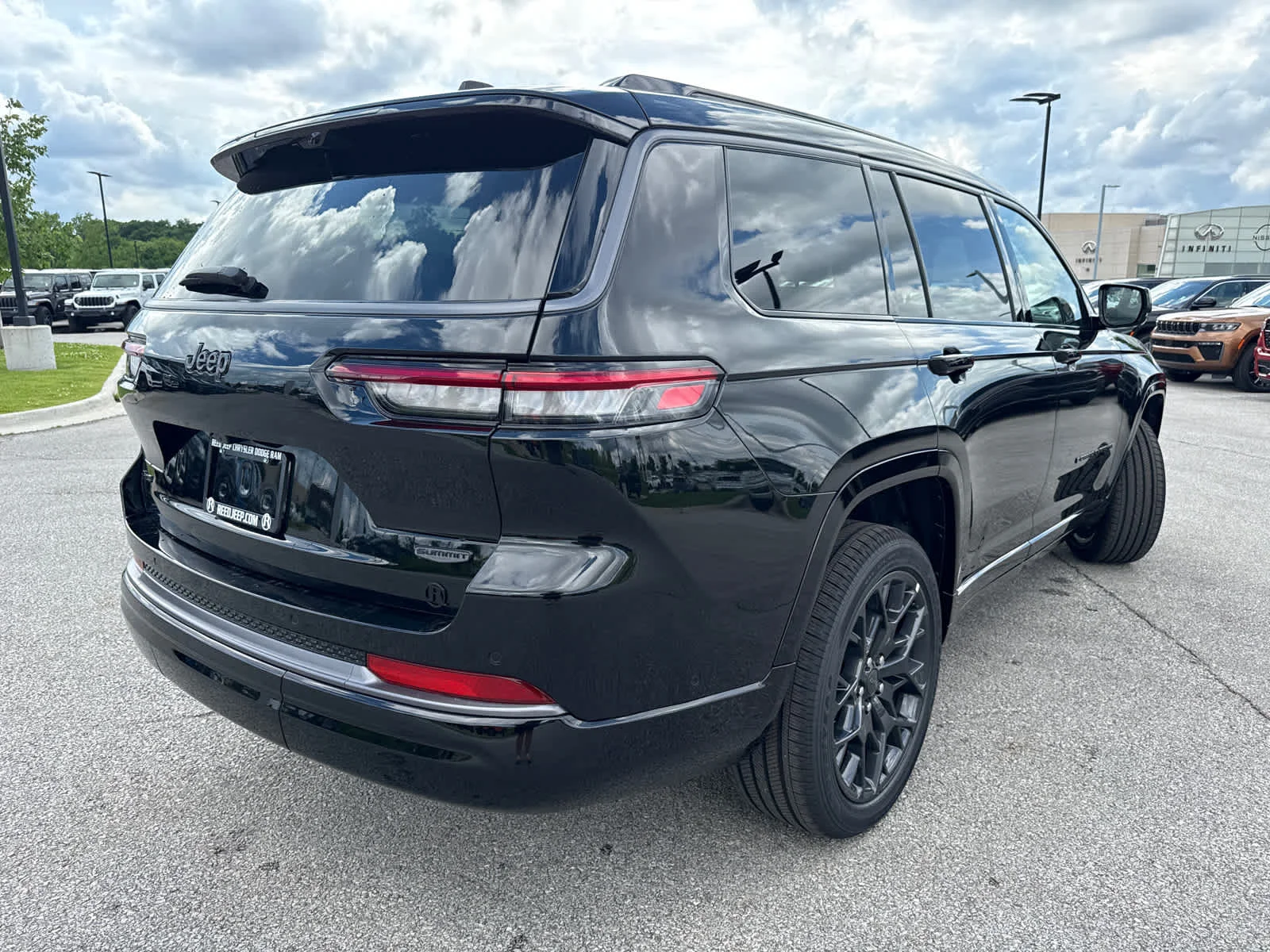 New 2026 Diamond Black Crystal Pearl-Coat Exterior Paint Jeep Laredo Altitude image 9
