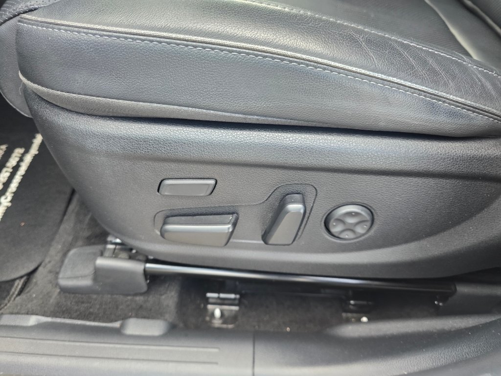 Used 2022 Quartz White Hyundai Limited image 13