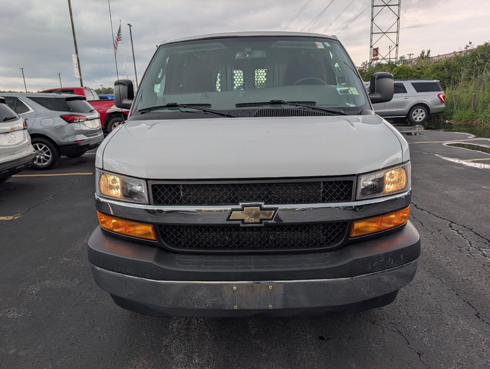 Used 2018 Summit White Chevrolet  image 2