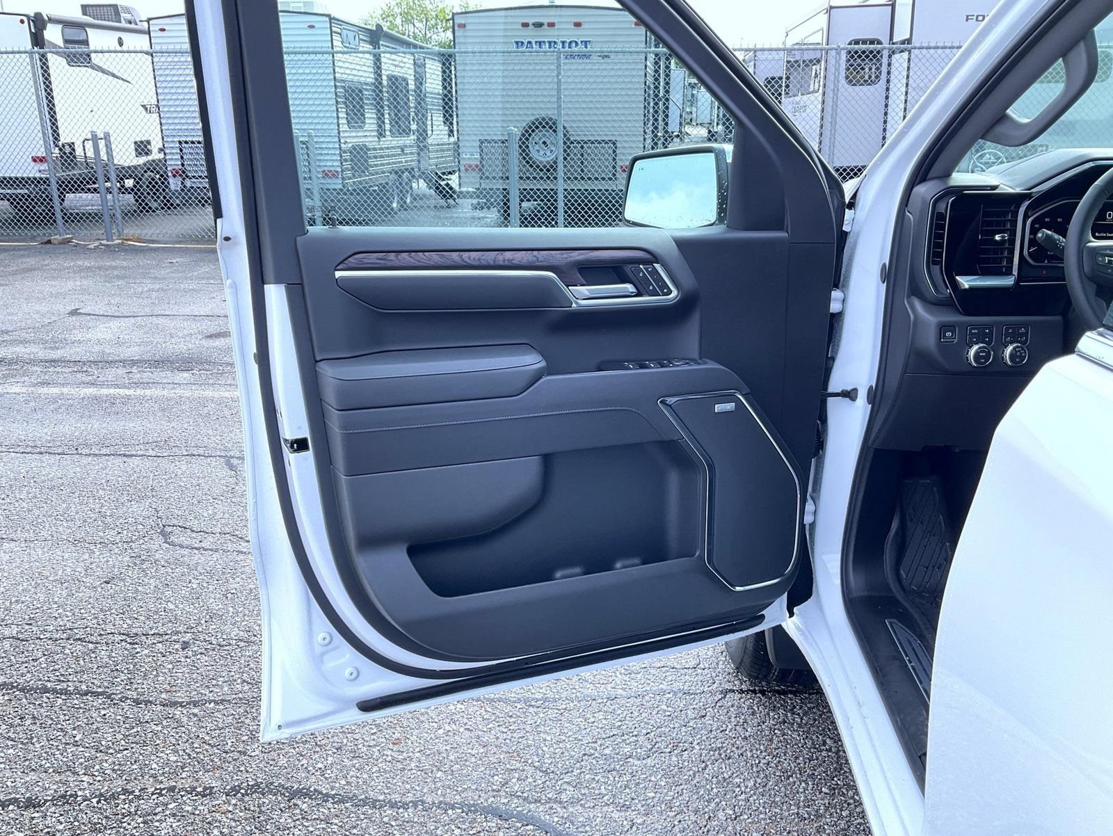 2026 GMC Sierra 1500 SLT - Photo 9