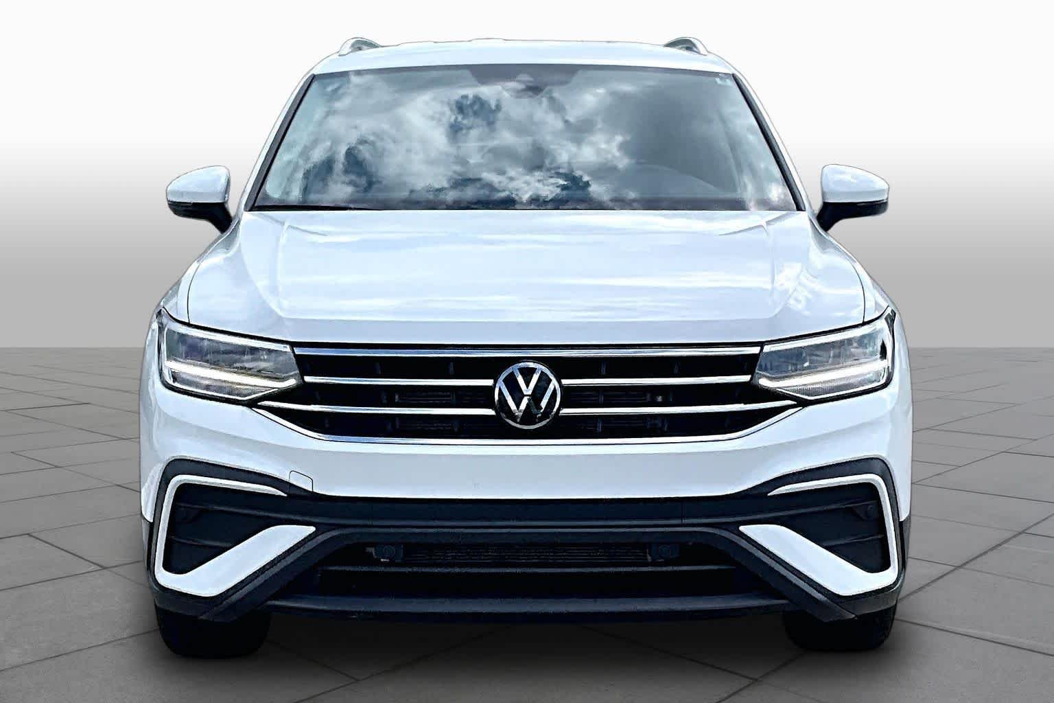 Used 2024 Pure White Volkswagen SE image 4