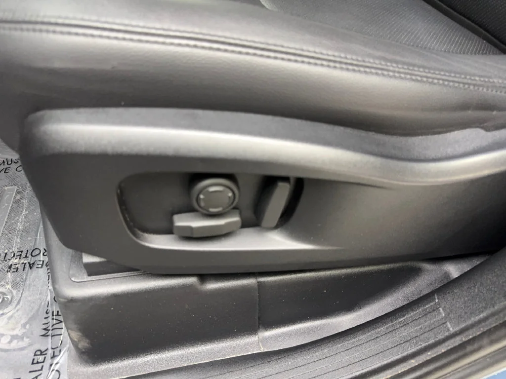 Used 2023 Blue Land Rover SE image 30