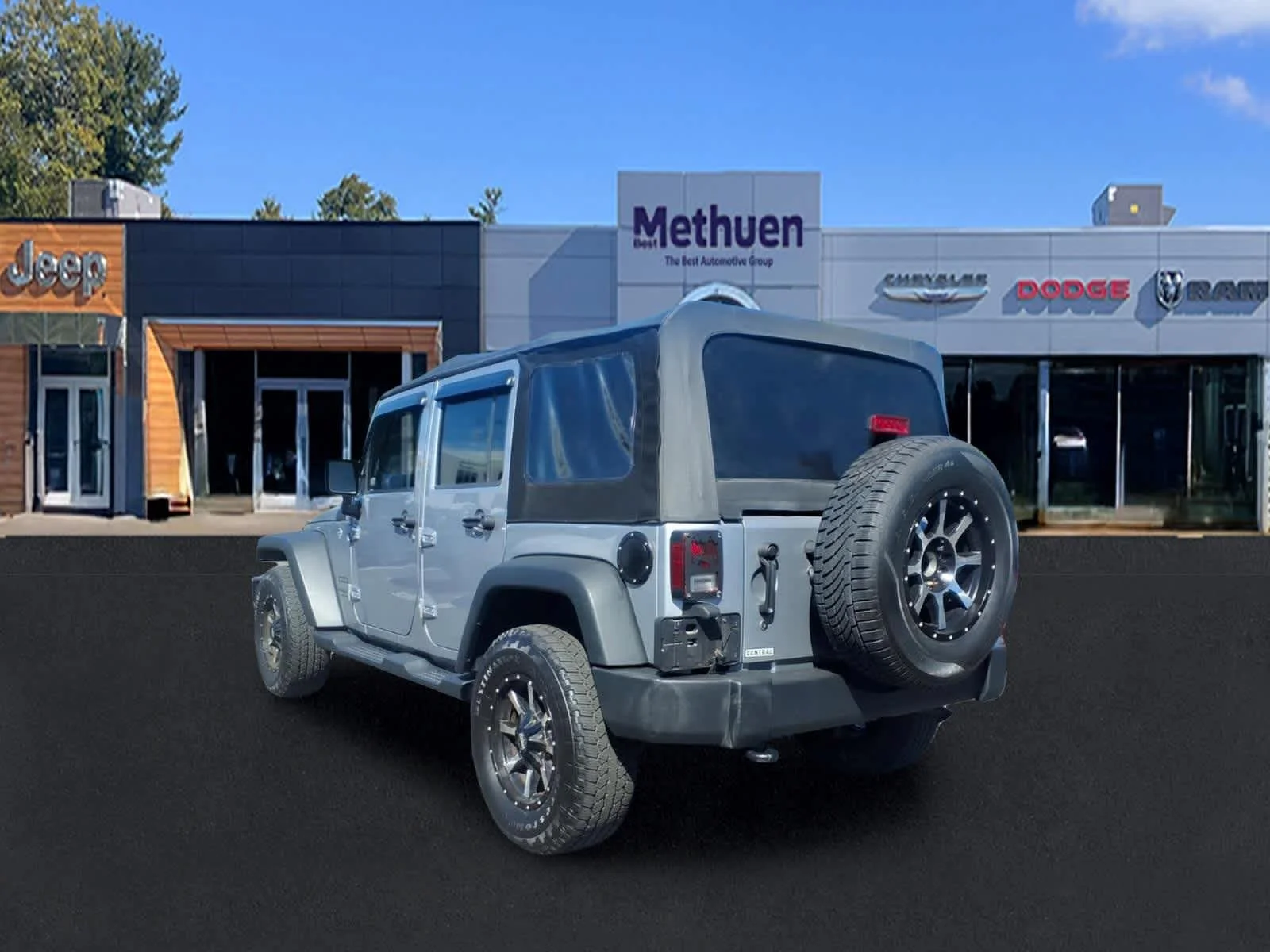 Used 2016 Billet Silver Metallic Clearcoat Jeep Sport image 5