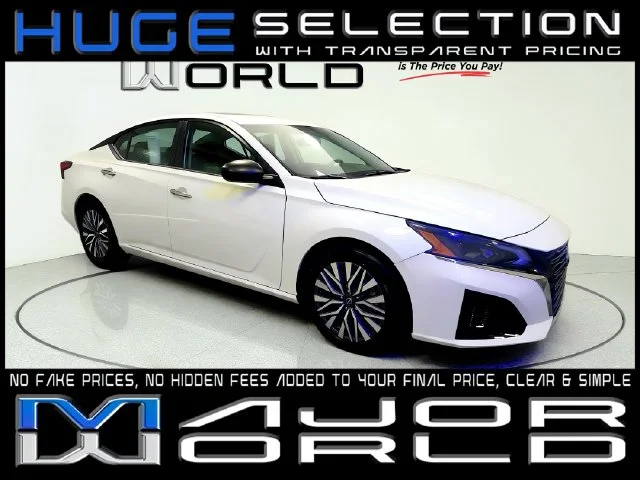 Used 2025 White Nissan 2.5 SV image 1