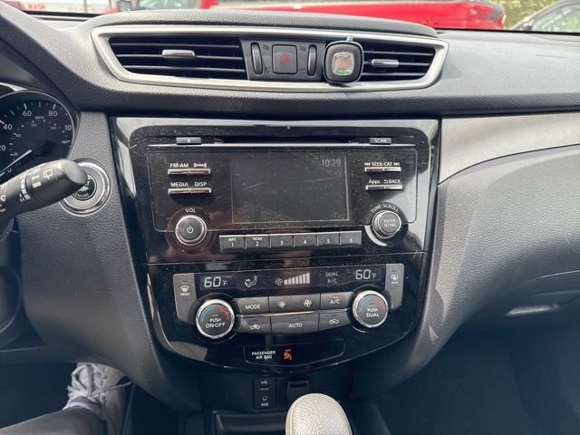 Used 2016 White Nissan SV image 33