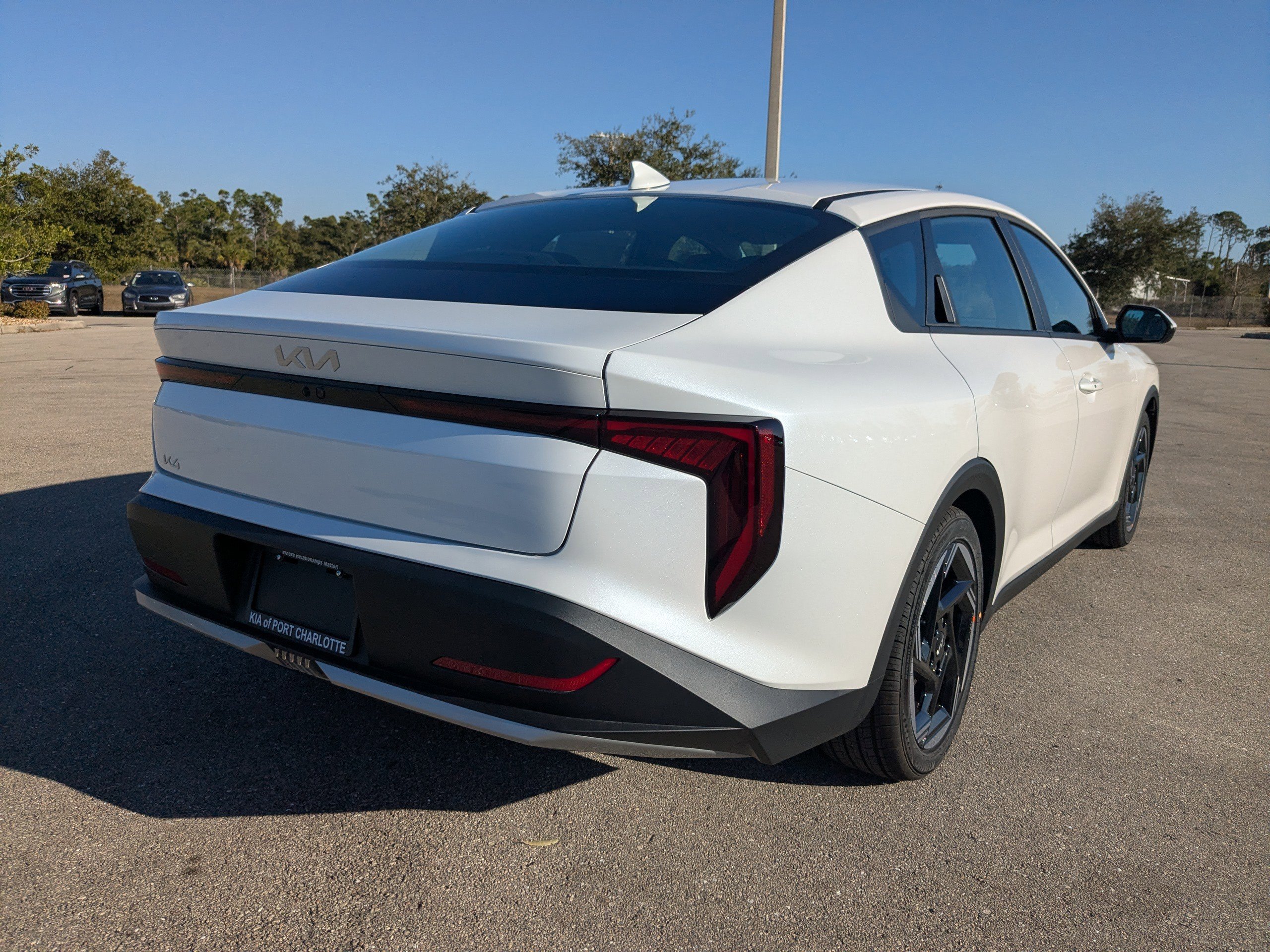 New 2025 Snow White Pearl Kia EX image 5