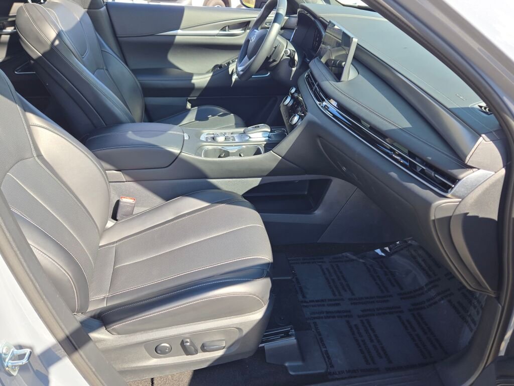Used 2025 Gray INFINITI LUXE image 4