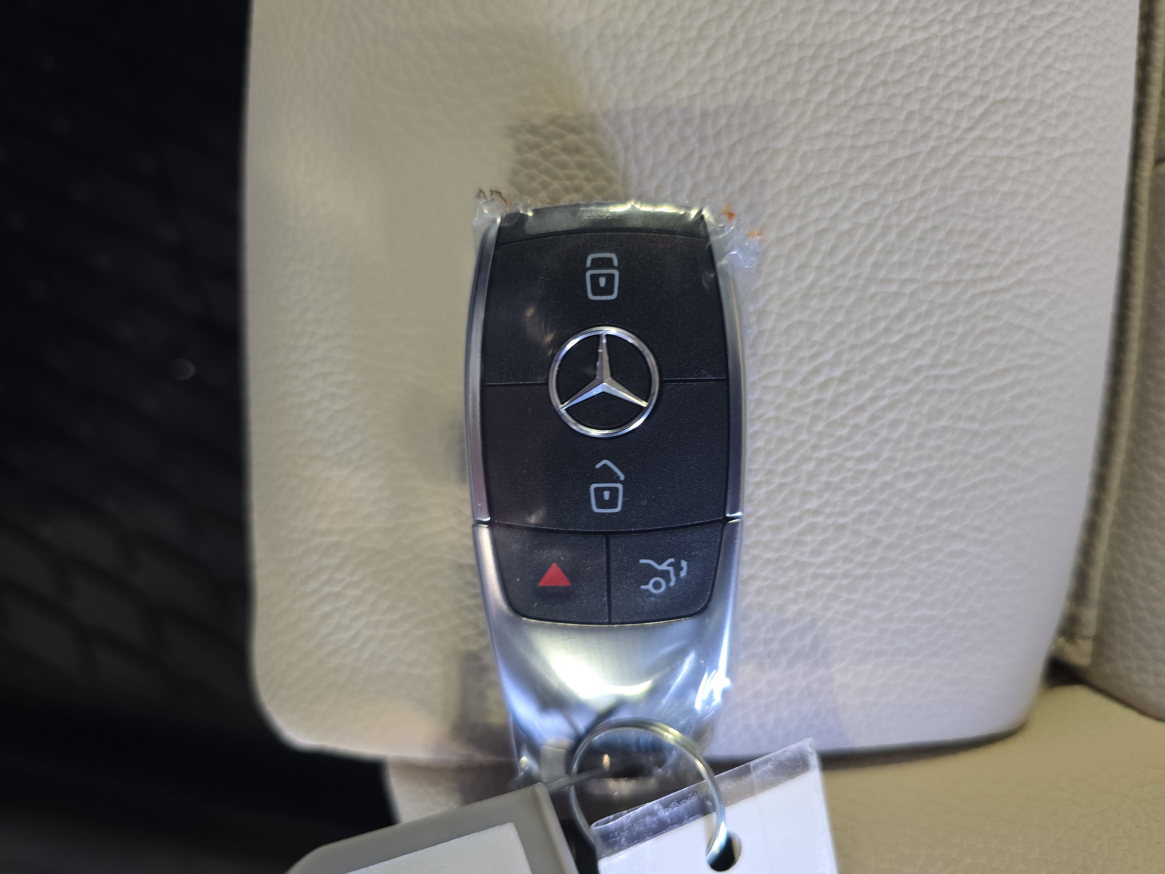 New 2026 Polar White Mercedes-Benz GLB250 image 36