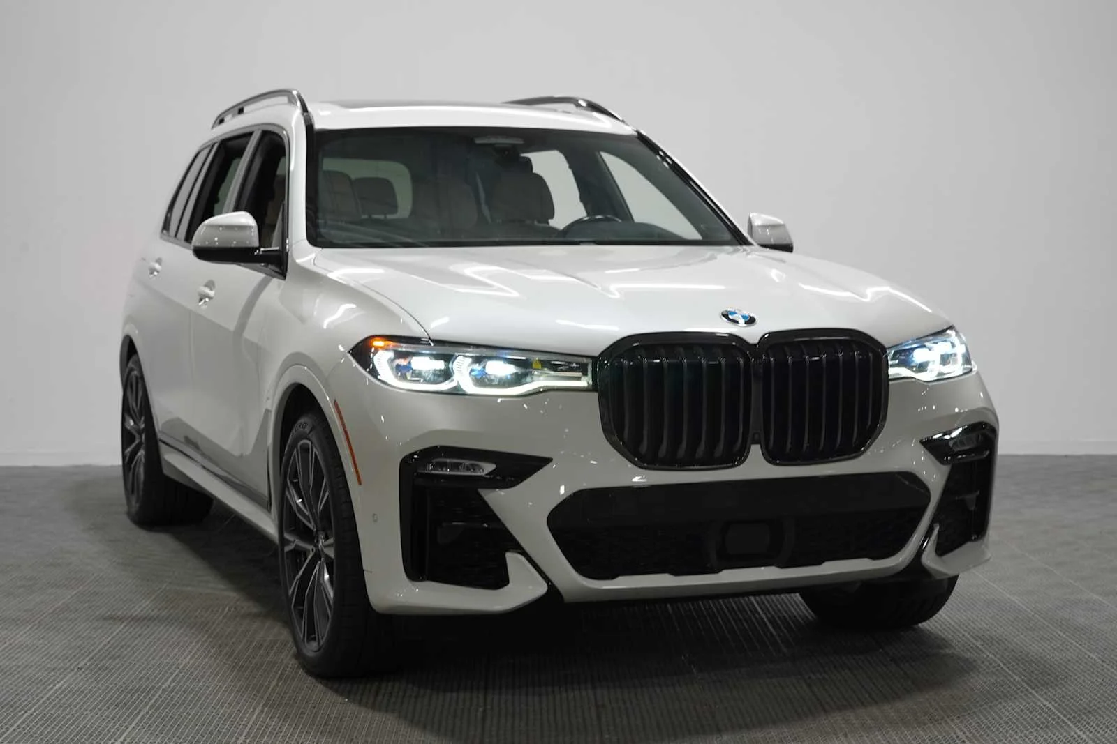 Used 2022 Mineral White Metallic BMW M50i image 10