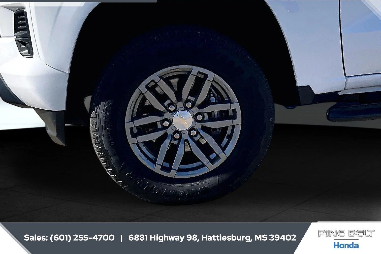 Used 2024 Summit White Chevrolet 4WD LT image 7