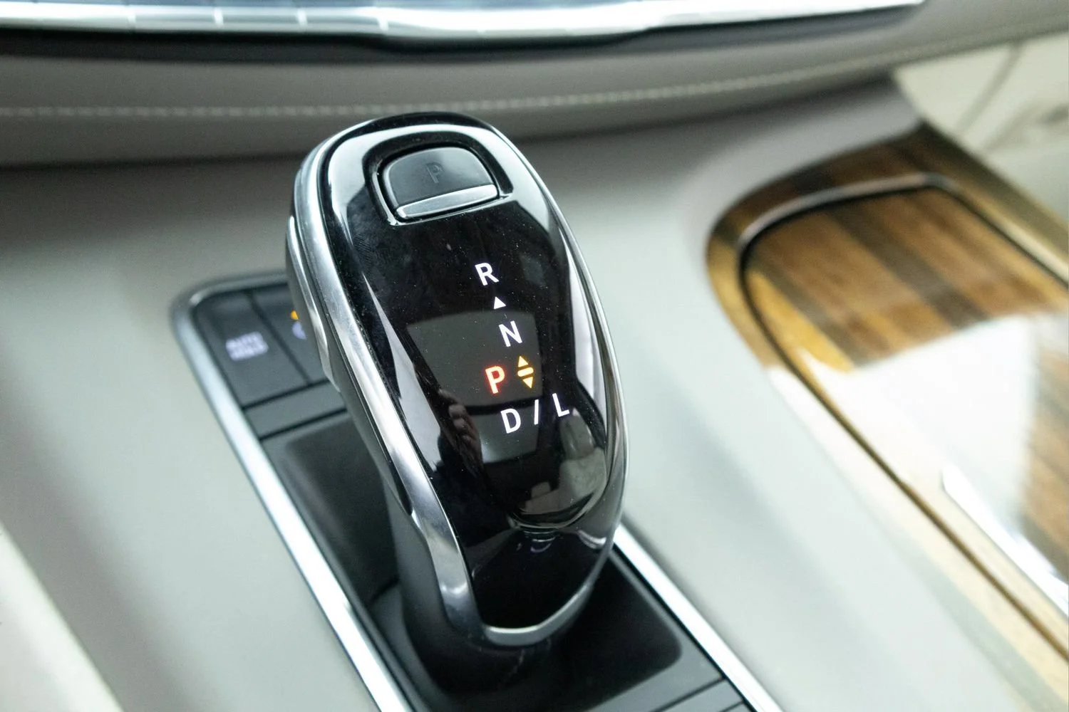 Used 2024 Crystal White Tricoat Cadillac Sport Platinum image 15