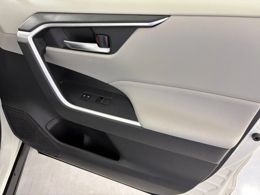 Used 2021 White Toyota XLE Premium image 42