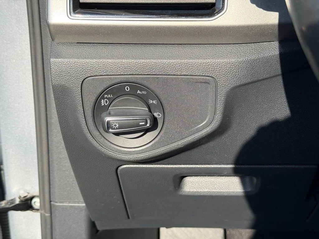 Used 2018 Silver Volkswagen SEL image 18