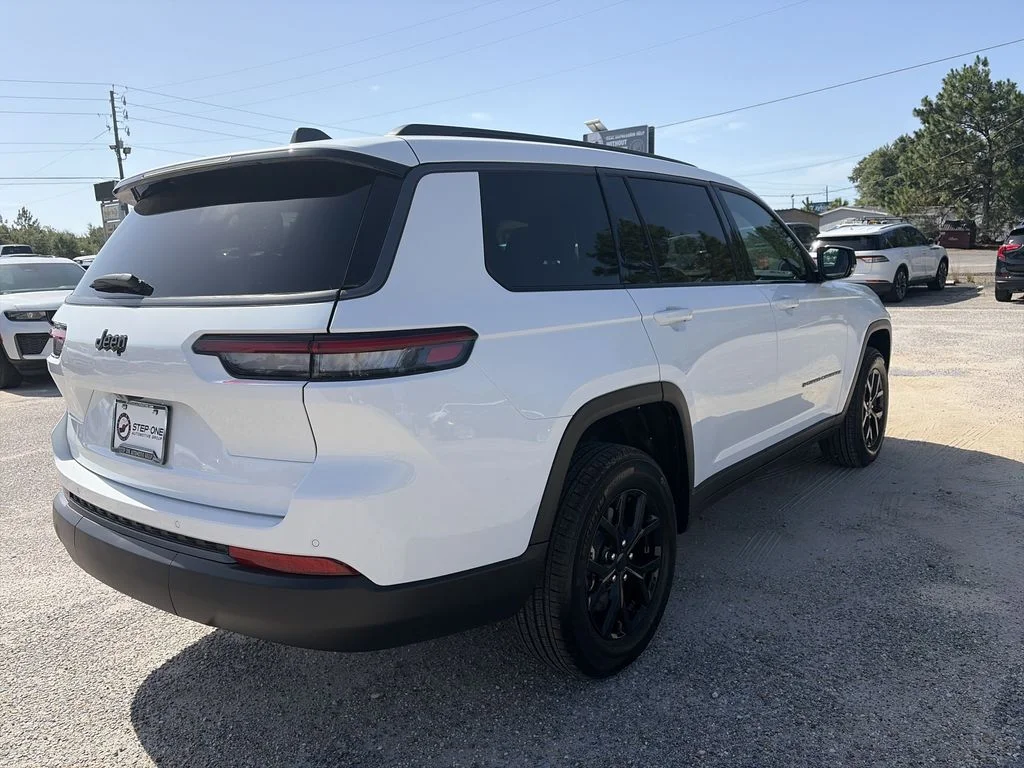New 2026 Bright White Clear-Coat Exterior Paint Jeep Altitude image 6