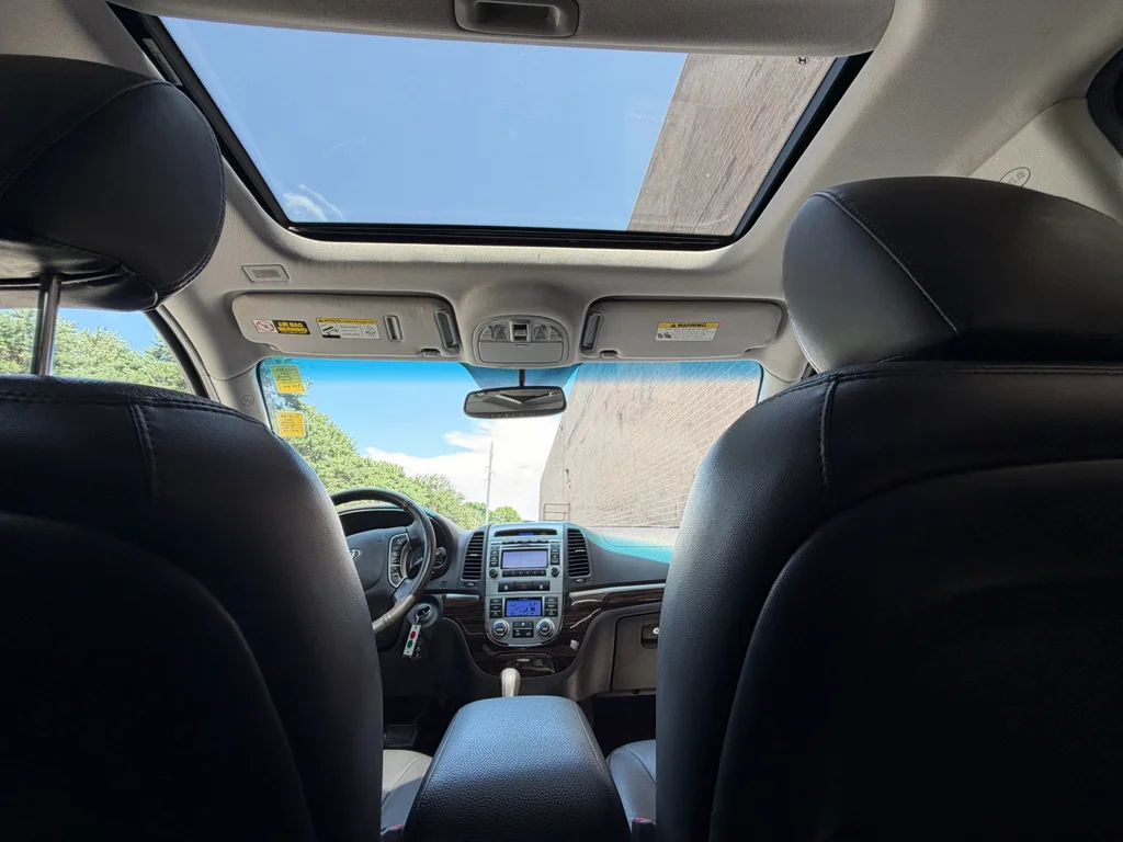 Used 2010 Radiant Silver Hyundai Limited image 23