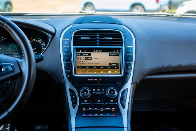 Used 2016 Luxe Metallic Lincoln Reserve image 7