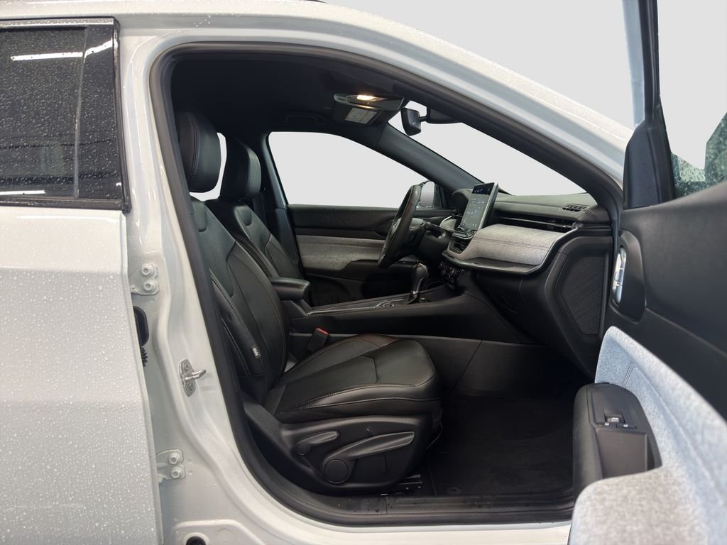 Used 2023 White Jeep Latitude Lux image 28