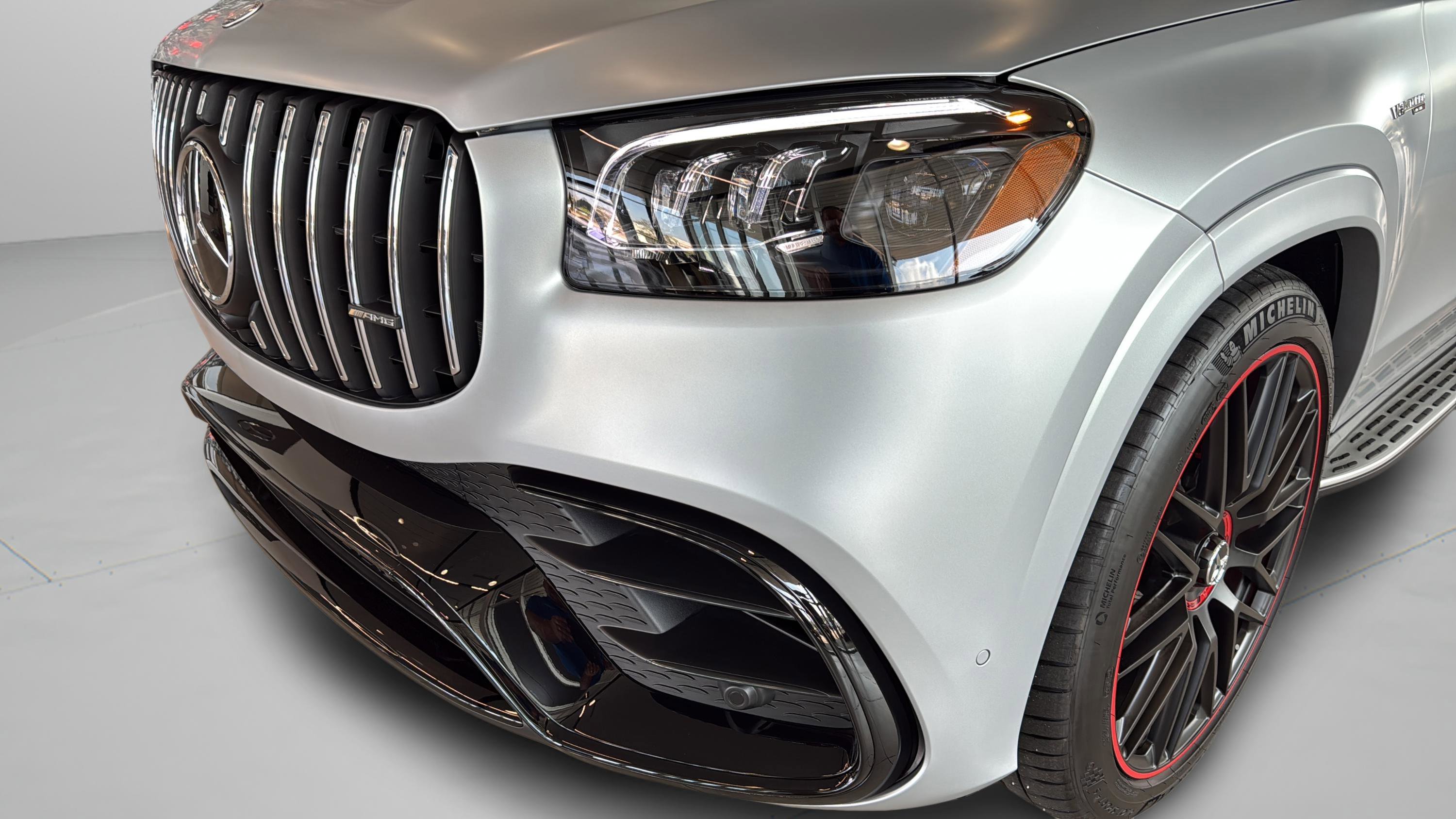 New 2026 MANUFAKTUR Signature Cirrus Silver Magno Mercedes-Benz AMG® GLS 63 image 17