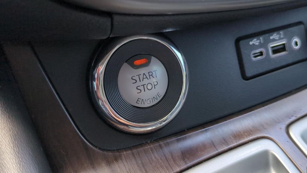 Used 2019 White Nissan Platinum image 24