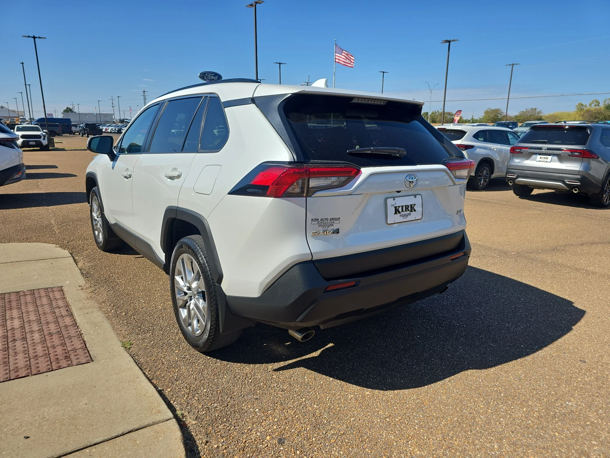Used 2025 Wind Chill Pearl Toyota XLE Premium image 3