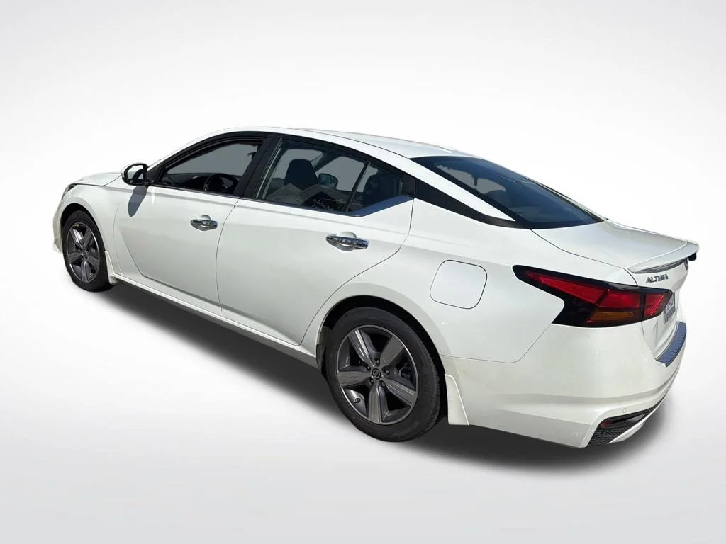 Used 2021 White Nissan 2.5 SV image 2