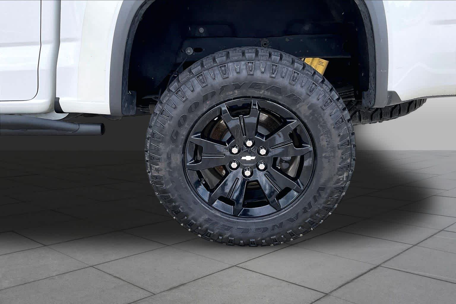 Used 2018 Summit White Chevrolet 4WD ZR2 image 11