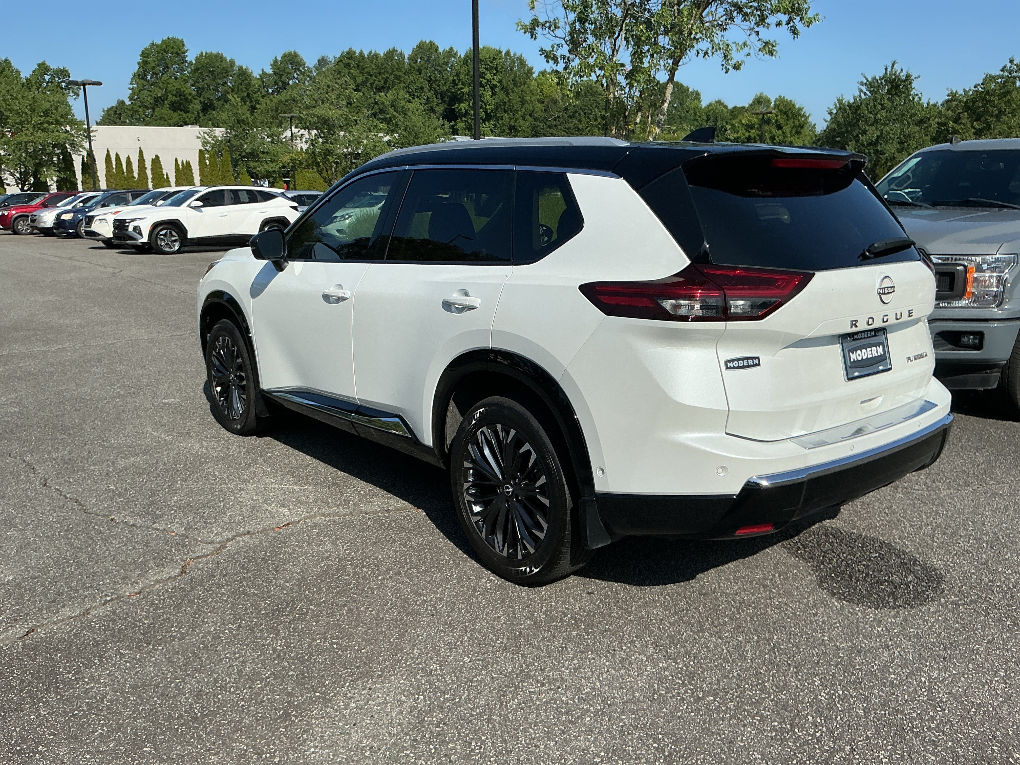 Used 2024 Everest White Pearl/Super Black Nissan Platinum image 2