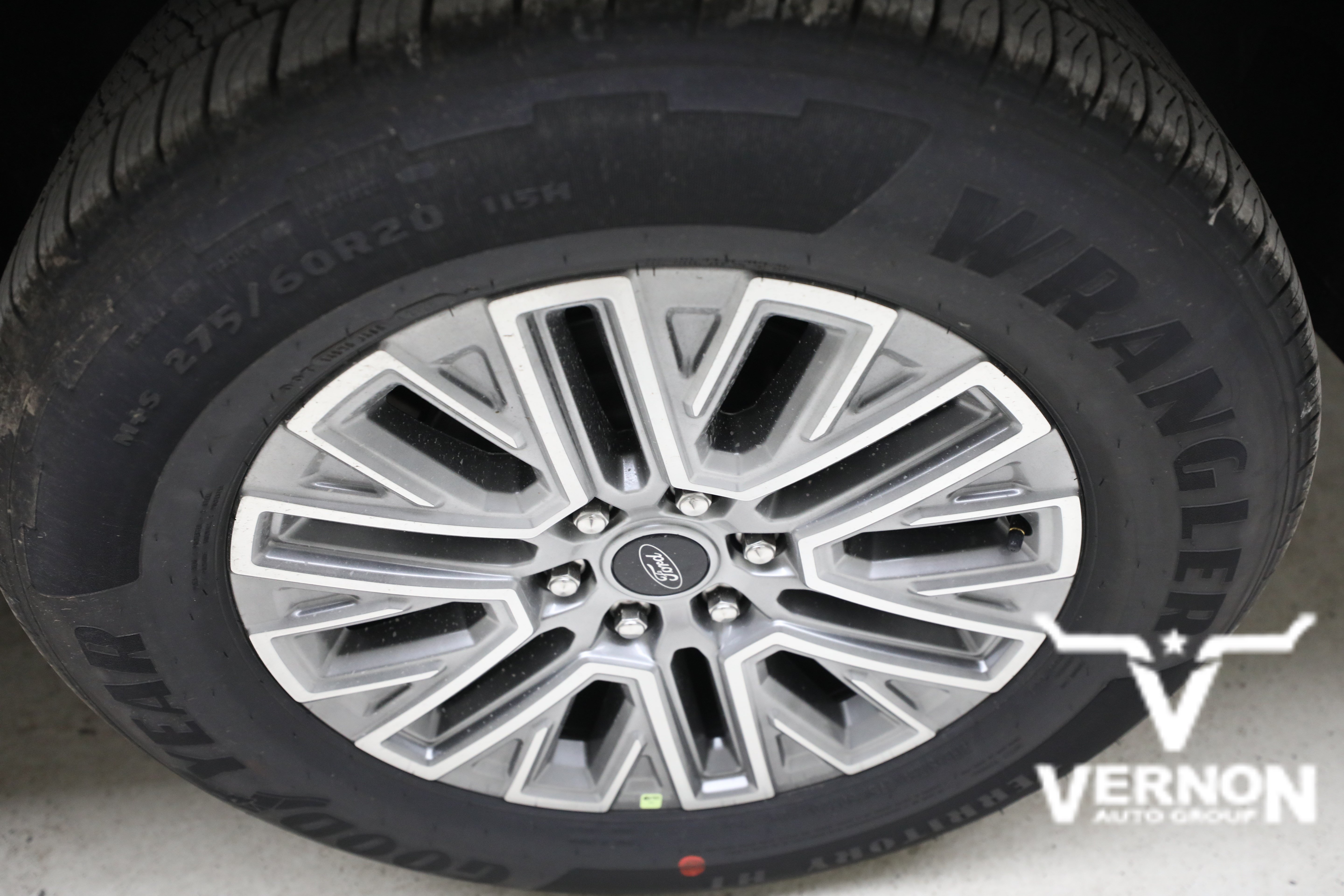 New 2027 Star White Metallic Tri-Coat Ford  image 32